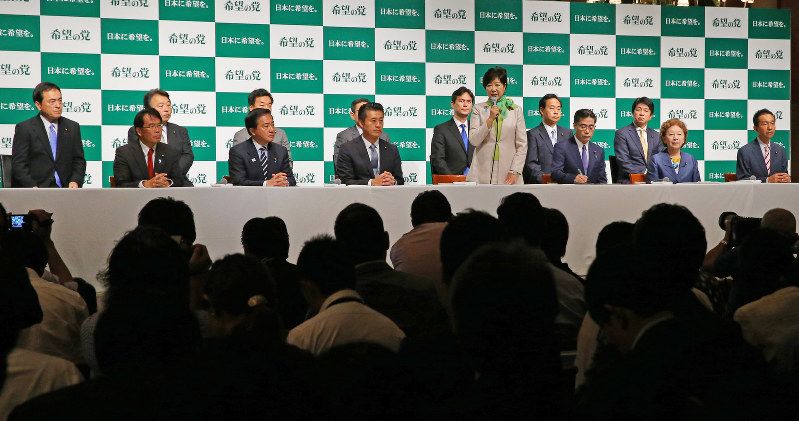 記者会見する希望の党の小池百合子代表(中央)=東京都内のホテルで2017年9月27日午前9時38分、長谷川直亮撮影