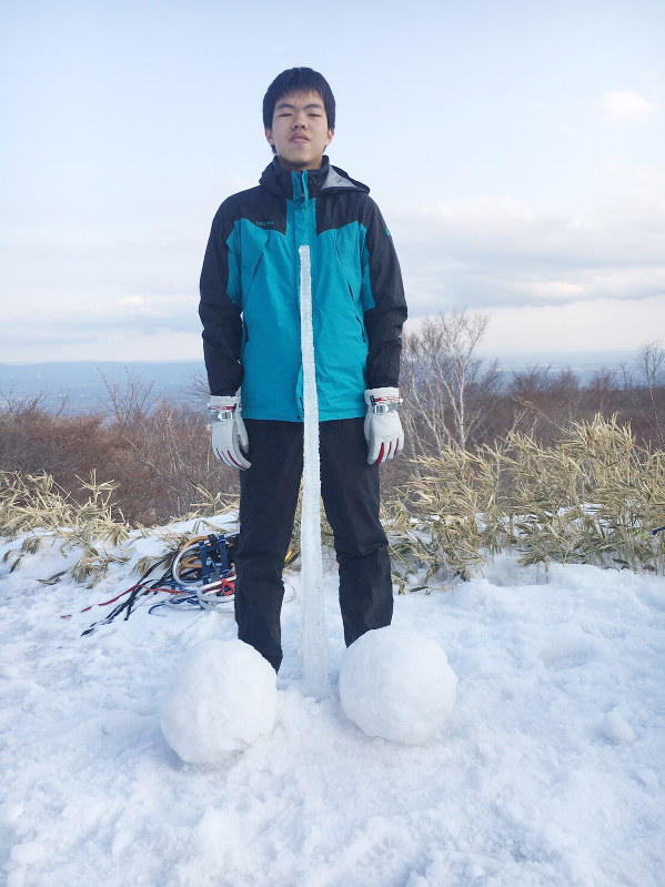 登山講習会中の奥公輝さん。救出された生徒から家族に送られた=奥勝さん提供