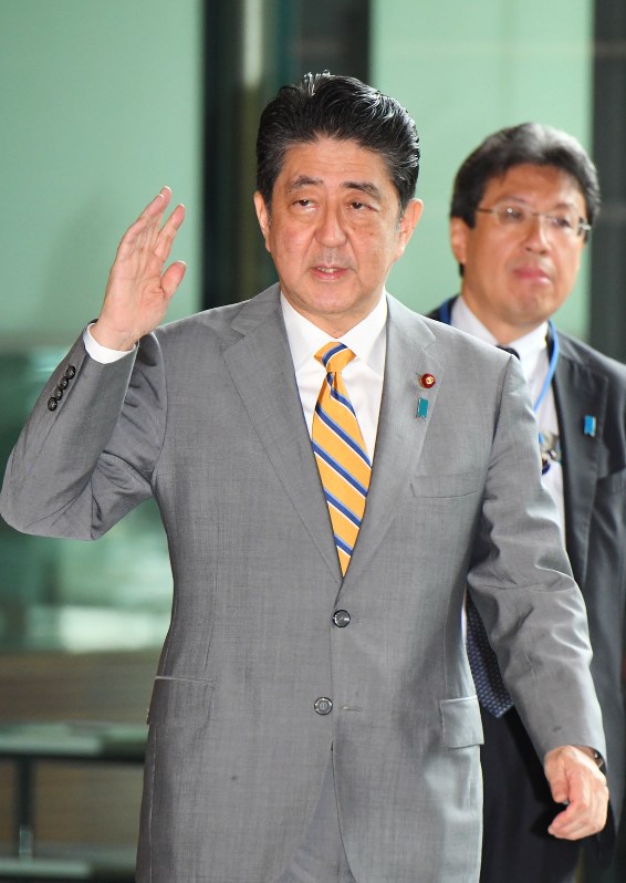 首相官邸に入る安倍晋三首相=2017年9月26日午前10時17分、川田雅浩撮影