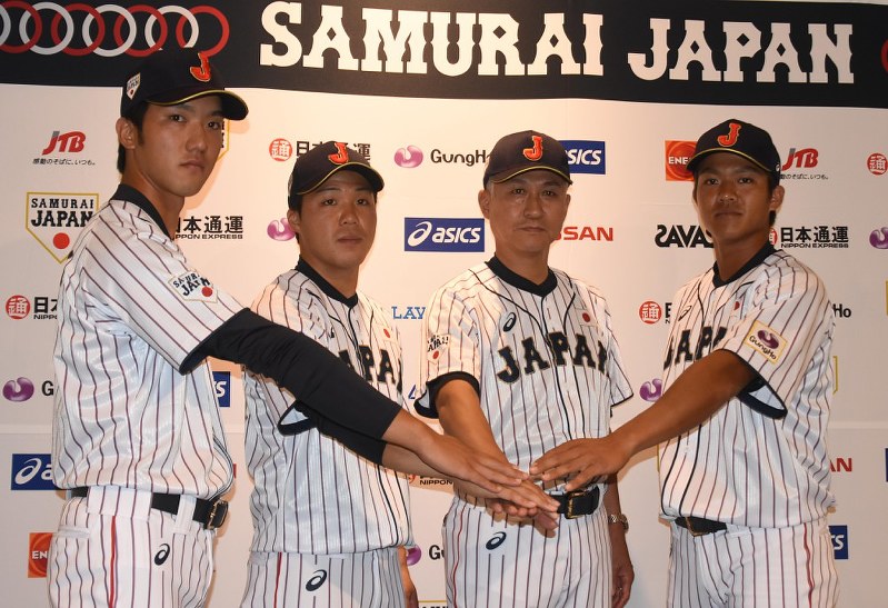 BFAアジア選手権での活躍を誓う(左から)田嶋大樹、佐藤旭、石井章夫監督、田中俊太=東京都文京区で2017年9月26日、江連能弘撮影