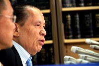 記者会見で会社資金の不正流用疑惑について説明するユニバーサルエンターテインメントの岡田和生・前会長＝２０１７年９月１４日撮影