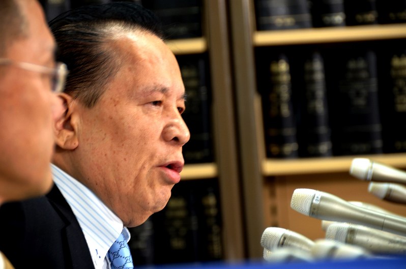 記者会見で会社資金の不正流用疑惑について説明するユニバーサルエンターテインメントの岡田和生・前会長=2017年9月14日撮影