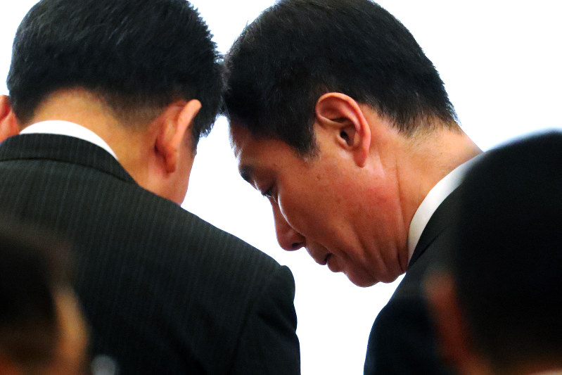 仙台市内での会合で関係者と言葉を交わす民進党・前原誠司代表(右)=仙台市青葉区で2017年9月27日午後7時6分、喜屋武真之介撮影