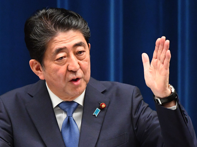 記者会見で臨時国会の冒頭で衆院を解散する意向を表明する安倍晋三首相=首相官邸で2017年9月25日午後6時31分、川田雅浩撮影