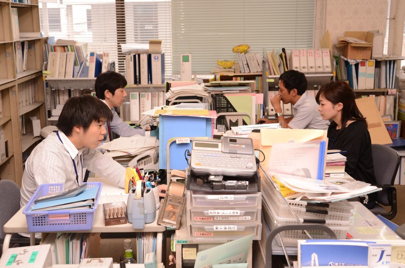 衆院選に向けた事務作業などに追われる県選管職員衆院選に向けた事務作業などに追われる県選管職員