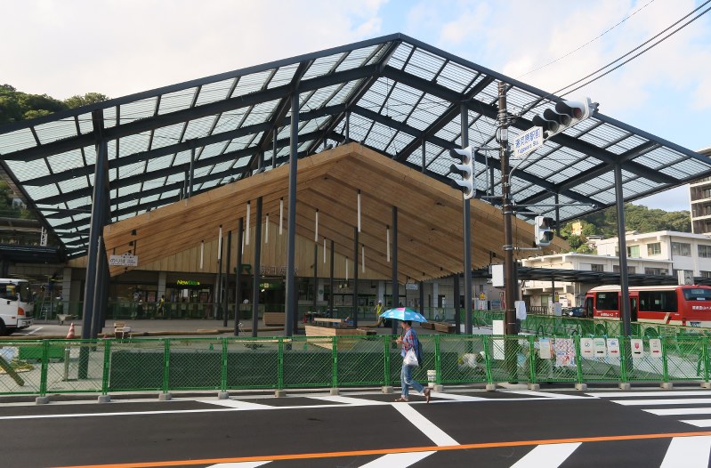 ｊｒ湯河原駅 駅前大屋根広場完成 来月１日に記念イベント 神奈川 毎日新聞