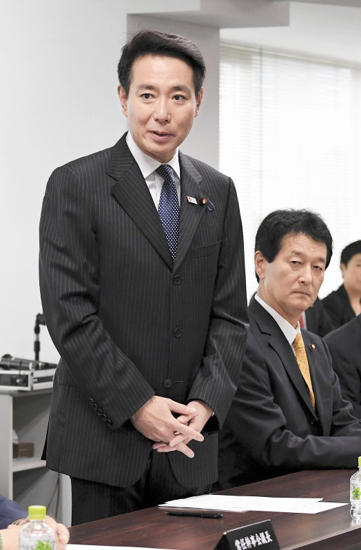 民進党常任幹事会の冒頭、あいさつする前原誠司代表(左)。右は大島敦幹事長=東京都千代田区の同党本部で2017年9月28日午前10時42分、竹内紀臣撮影