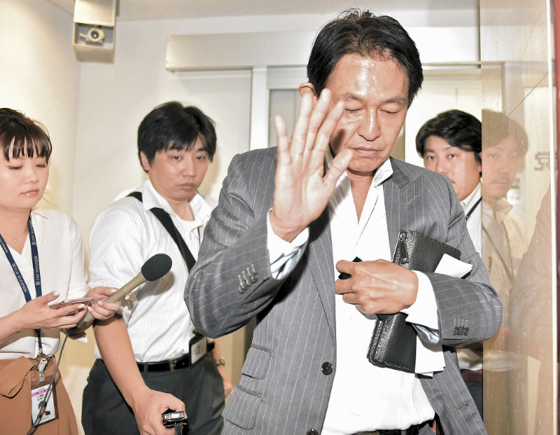 民進党執行役員会を終え、会場を後にする松野頼久国対委員長=東京都千代田区の党本部で2017年9月28日午前9時24分、竹内紀臣撮影