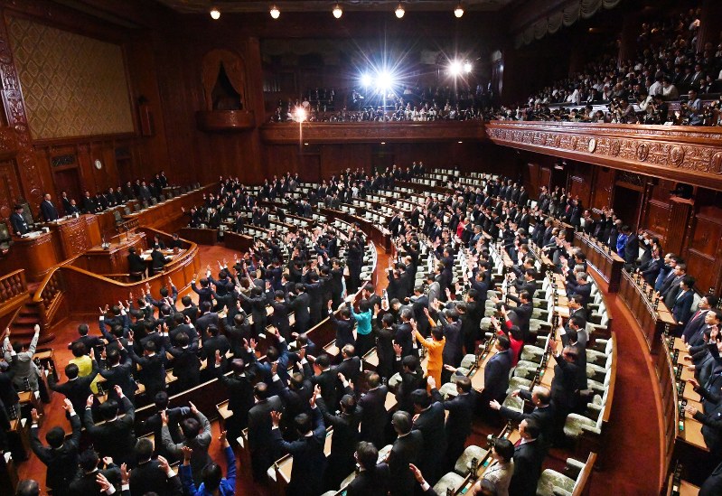 衆議院が本会議で解散され、万歳する議員たち。奥の空席は欠席した民進党などの議員席=国会内で28日、川田雅浩撮影