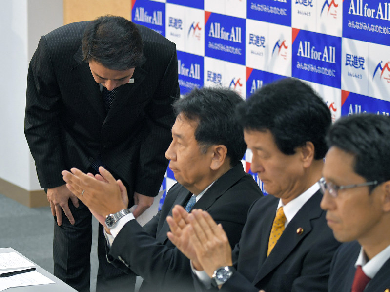 民進党の両院議員総会で衆院選の対応について提案を行い、党役員に対して一礼する前原誠司代表(奥)=東京都千代田区の民進党本部で28日午後2時5分、手塚耕一郎撮影
