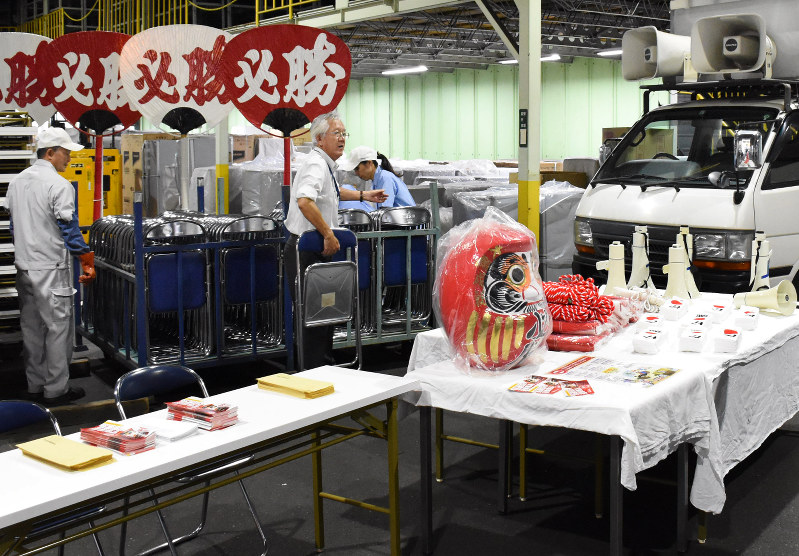 選挙用品が所狭しと並ぶ、レンタル会社の倉庫=愛知県東海市の近藤産興東海機材センターで2017年9月27日、横田伸治撮影