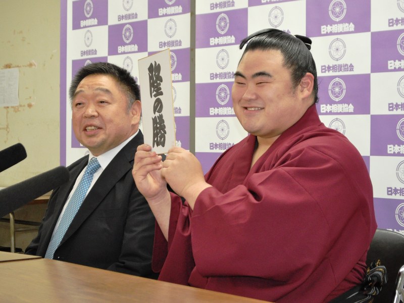 新たなしこ名を書いた色紙を手に、笑顔を見せる隆の勝(右)と千賀ノ浦親方=東京都墨田区の両国国技館で2017年9月27日午後2時ごろ、飯山太郎撮影
