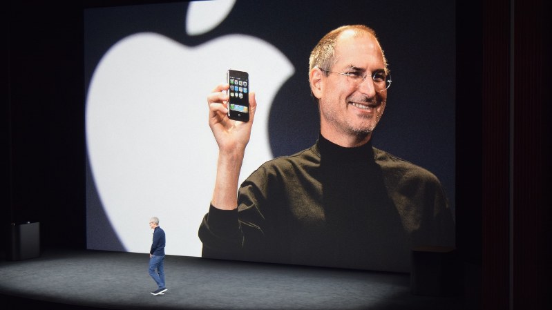 アップルの新製品発表会で、背景に映し出された創業者のスティーブ・ジョブズ氏=米西部カリフォルニア州で2017年9月12日、清水憲司撮影