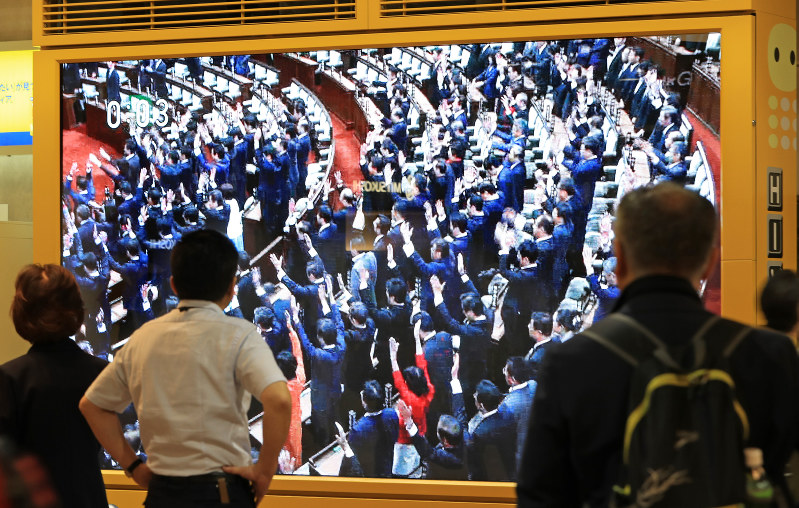 解散を受けて万歳三唱する衆院議員を街頭のテレビ画面で見つめる市民たち=札幌市中央区で、梅村直承撮影
