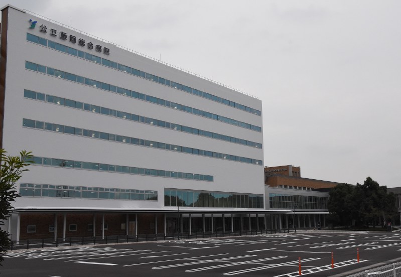公立藤岡総合病院の付属外来センター(右奥)敷地内に建設された入院棟=藤岡市中栗須で