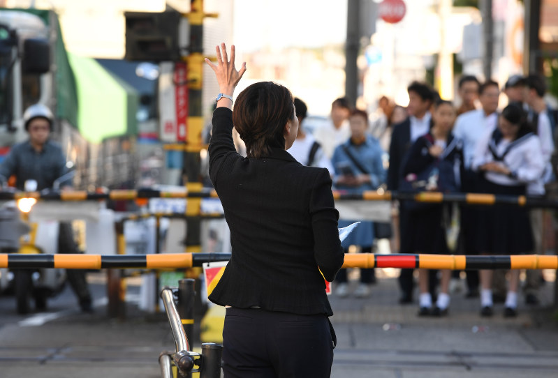 衆院解散から一夜明け、東海地方でも有権者に支持を訴える立候補予定者の姿が見られた=29日午前7時1分、木葉健二撮影