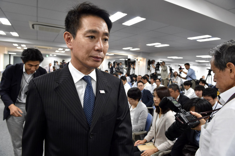 民進党両院議員総会後の記者会見を終え、会場を後にする前原誠司代表=東京都千代田区の党本部で28日、竹内紀臣撮影