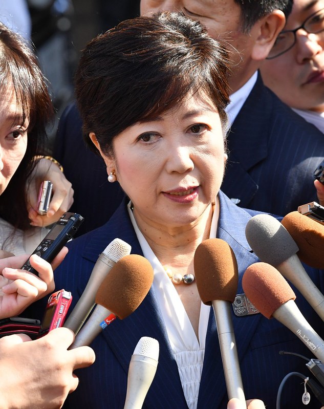 民進党の前原代表との会談を終えて記者の取材に応じる希望の党代表の小池百合子都知事=東京都新宿区で29日午前9時10分、宮間俊樹撮影
