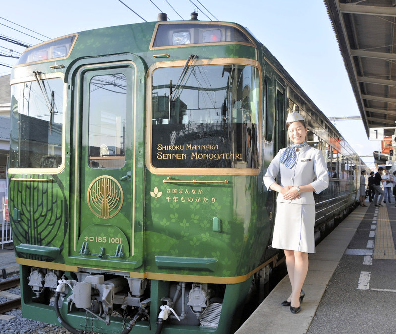 JR四国が運行する観光列車「四国まんなか千年ものがたり」の車両=香川県多度津町のJR多度津駅で