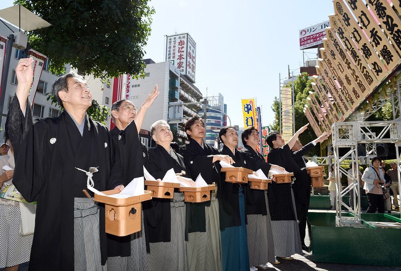 歌舞伎の「錦秋名古屋顔見世」公演を前に行われた「まねき上げ」=名古屋市中区で29日午前10時46分、木葉健二撮影