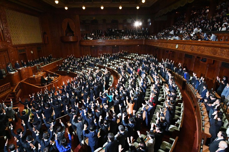 衆議院が解散し、万歳する議員たち=国会内で2017年9月28日午後0時4分、川田雅浩撮影