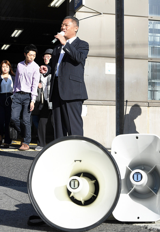 街頭に立ち有権者に支持を訴える日本維新の会幹事長の馬場伸幸氏=大阪府堺市西区で2017年9月29日午前7時44分、大西岳彦撮影