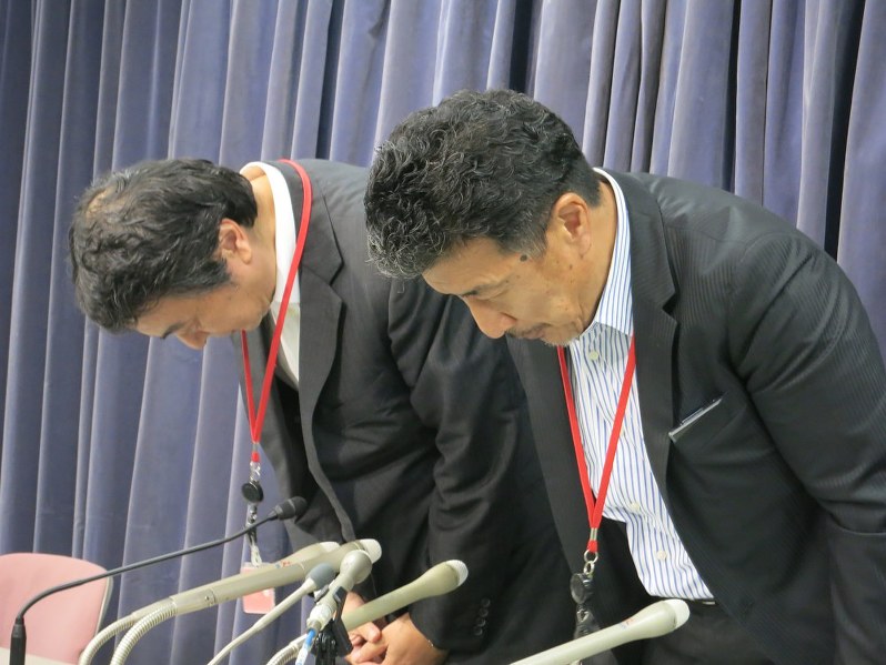 謝罪する日産自動車の浜口貞行・グローバルコミュニケーション本部ジャパンコミュニケーション部長(右)と杠(ゆずりは)直樹・企画・監理部エキスパートリーダー=東京都千代田区の国交省で2017年9月29日午後7時8分、石山絵歩撮影