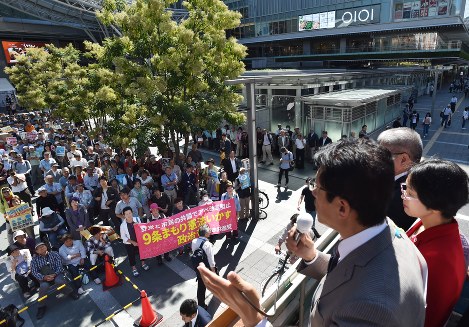 街頭で支持を訴える立候補予定者＝福岡市博多区で２０１７年９月３０日、森園道子撮影