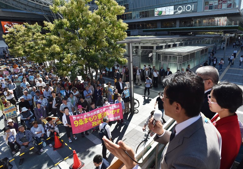 街頭で支持を訴える立候補予定者=福岡市博多区で2017年9月30日、森園道子撮影