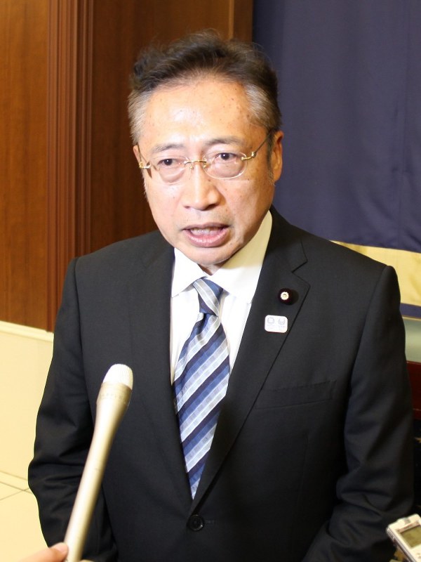 出馬断念を表明した渡辺喜美氏=栃木県大田原市本町の結婚式場で30日午後7時ごろ