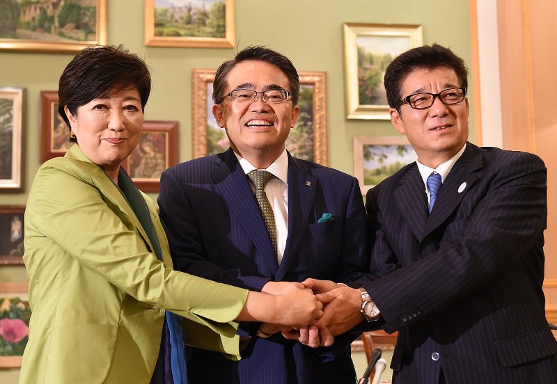 記者会見後、握手する(左から)小池百合子東京都知事、大村秀章愛知県知事、松井一郎大阪府知事=大阪市中央区で2017年9月30日午後7時2分、久保玲撮影