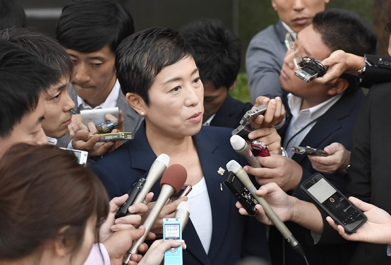 記者の質問に答える民進党の辻元清美幹事長代行(中央)=党本部で2017年9月30日午後5時28分、藤井達也撮影