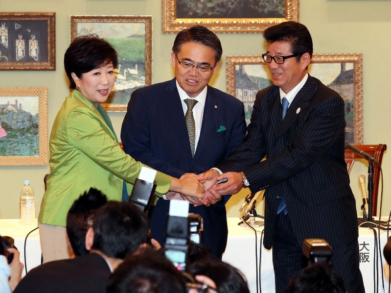 記者会見を終え、握手する(左から)小池百合子東京都知事、木村秀章愛知県知事、松井一郎大阪府知事=大阪市中央区で2017年9月30日午後7時2分、幾島健太郎撮影