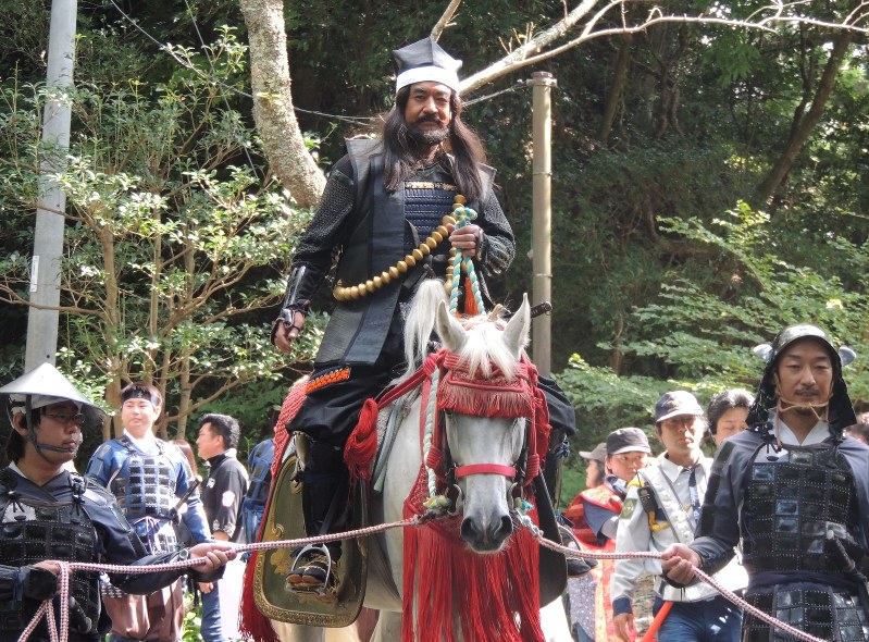 本多忠勝に扮して祭りを盛り上げる藤岡さん=大多喜城で