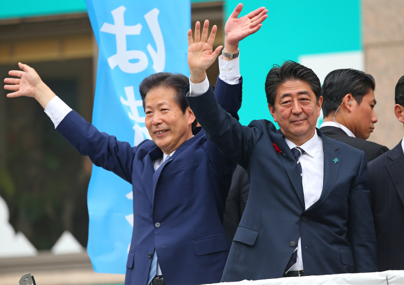 立候補予定者の応援に駆け付け、公明党の山口那津男代表(左)と並んで手を振る安倍晋三首相=東京都北区で2日午後1時43分、小川昌宏撮影