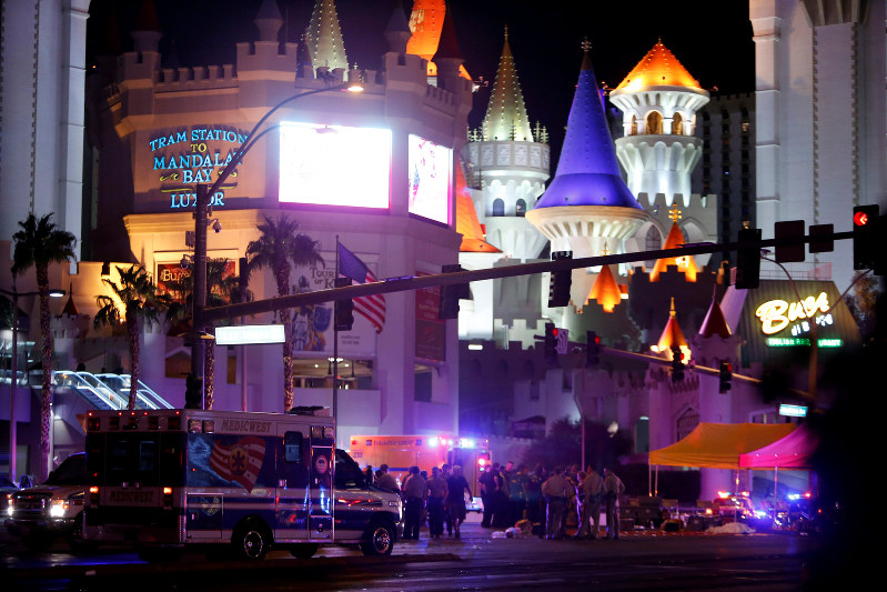コンサート会場での銃撃の後、現場近くに集結する警察官や救急隊員ら=米西部ネバダ州ラスベガスで1日、ロイター