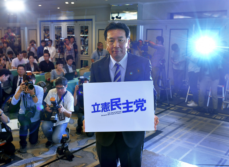 一人で記者会見して新党「立憲民主党」結成を発表した民進党の枝野幸男代表代行=東京都内のホテルで2日午後6時15分、手塚耕一郎撮影
