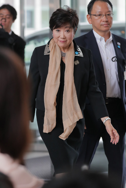 登庁する小池百合子都知事=東京都庁で2017年10月2日午前10時9分、和田大典撮影