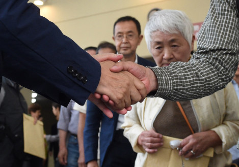 講演会後に参加者と握手する衆院選立候補予定者（左）＝東京都目黒区で２０１７年１０月１日午後３時５３分、丸山博撮影