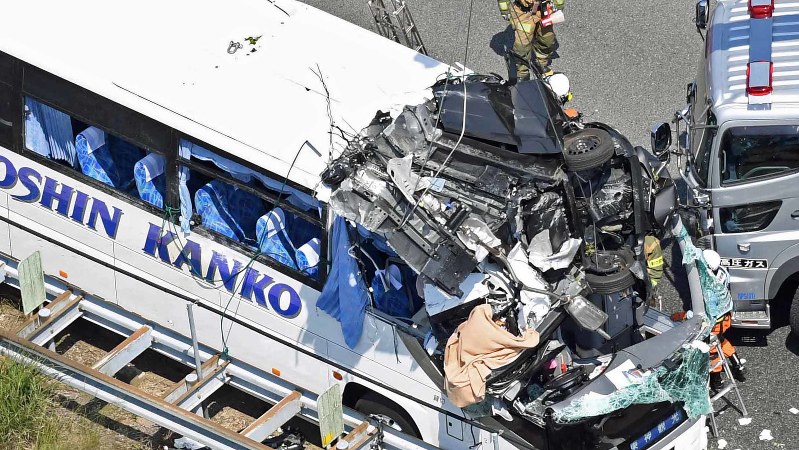 中央線を飛び越えた乗用車が対向車線の観光バスに衝突した事故。乗用車の運転手は亡くなった=愛知県新城市で2017年6月10日