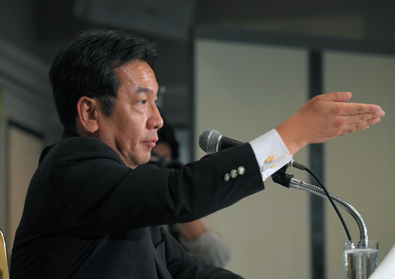 記者会見で新党結成を発表し、質問する記者を指名する民進党の枝野幸男代表代行=東京都内のホテルで2017年10月2日、手塚耕一郎撮影