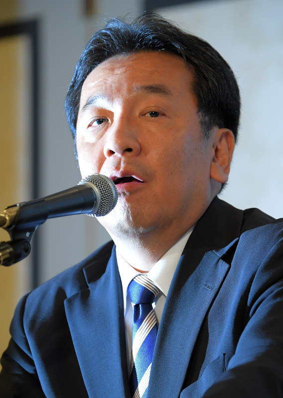 記者会見で新党結成を発表し、質問に答える民進党の枝野幸男代表代行=東京都内のホテルで2017年10月2日、手塚耕一郎撮影