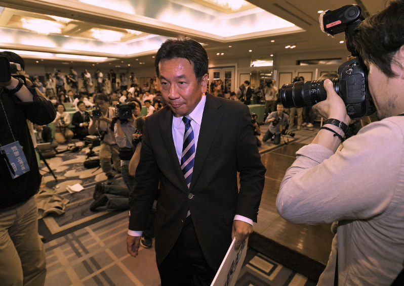 記者会見で新党結成を発表し、退席する民進党の枝野幸男代表代行=東京都内のホテルで2017年10月2日、手塚耕一郎撮影