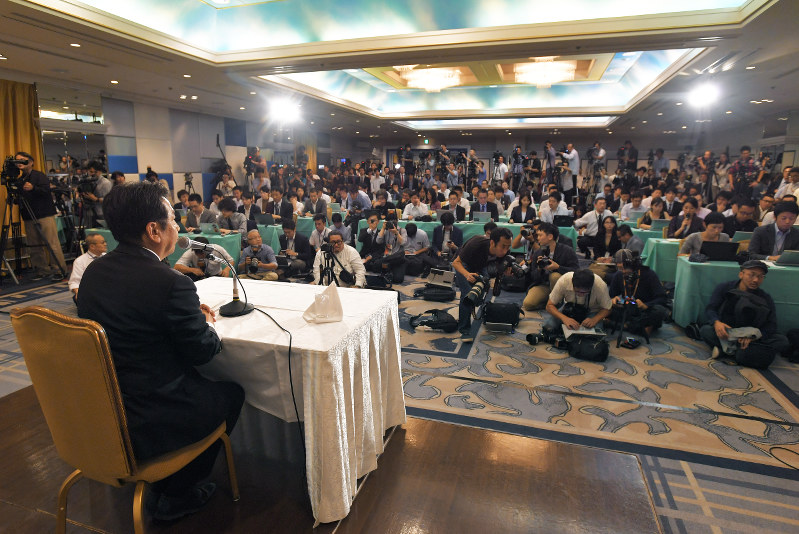 大勢の報道関係者が詰めかける中、記者会見で新党結成を発表した民進党の枝野幸男代表代行(左)=都内のホテルで、手塚耕一郎撮影