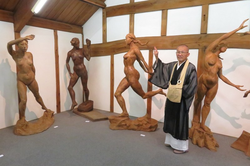 展示会場で作品について語る水谷たきさんの弟・水谷大定住職=江南市高屋町の永正寺で