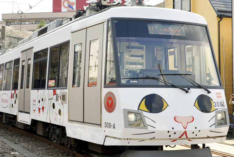 招き猫がデザインされた東急世田谷線の車両=東京都世田谷区の上町車庫で、鶴谷真撮影