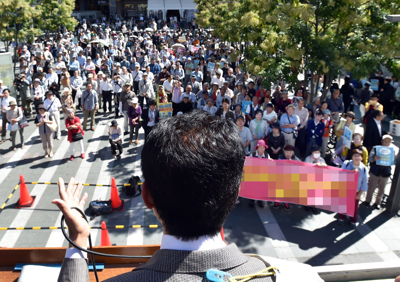 街頭で支持を訴える立候補予定者。この国の将来を左右する争点は多い。どんな議論が繰り広げられるのか=2017年9月30日、森園道子撮影(画像の一部を加工しています)
