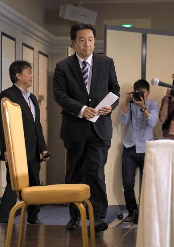 新党結成発表の記者会見に一人で臨む民進党の枝野幸男代表代行=東京都内のホテルで2日、手塚耕一郎撮影
