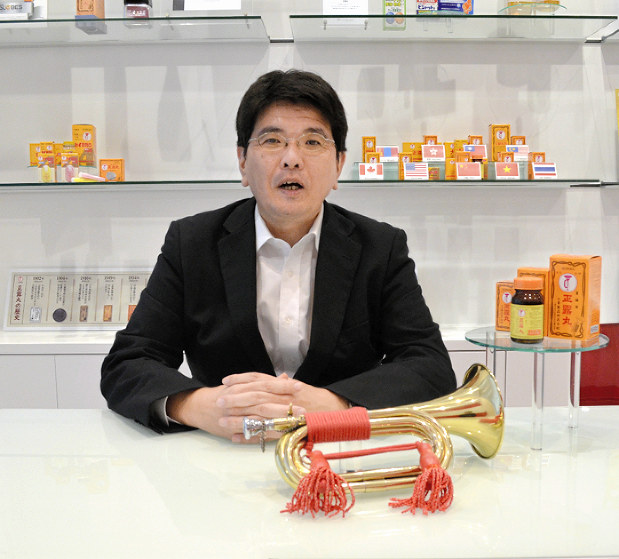 メロディーの認知度の証明に「意外に長くかかった」と苦労を語る森田慈心総務部長=大阪市西区の大幸薬品で2017年10月2日、亀田早苗撮影