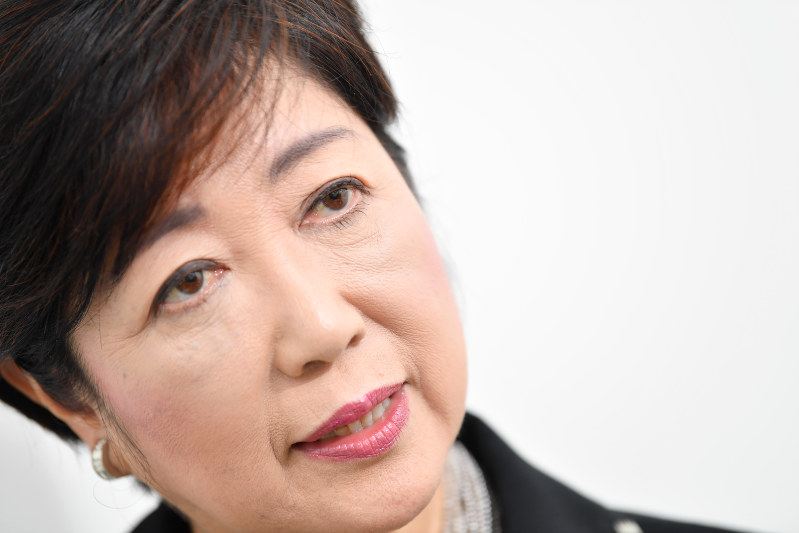 インタビューに答える希望の党代表の小池百合子東京都知事=東京都新宿区で2017年10月2日、宮間俊樹撮影